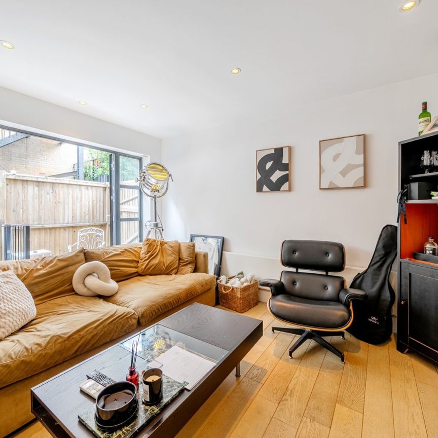 Hatton Place, Farringdon, London, EC1N - Photo 1