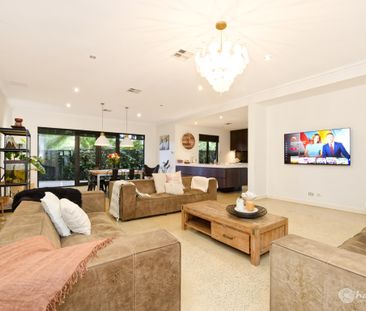 STYLISH, BEAUTIFULLY PRESENTED FAMILY HOME!!! - Photo 1