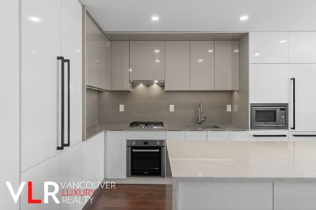 Condo in Burnaby, BC - Photo 3