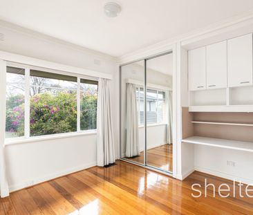 Spacious Family Home or ideal for Professionals Working From Home - Photo 2