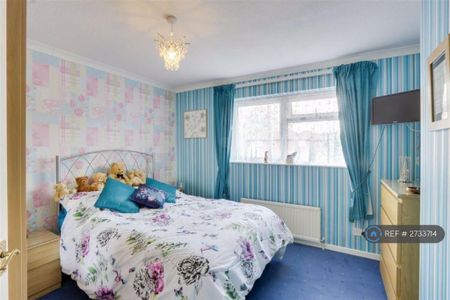 3 bedroom semi-detached house to rent - Photo 5