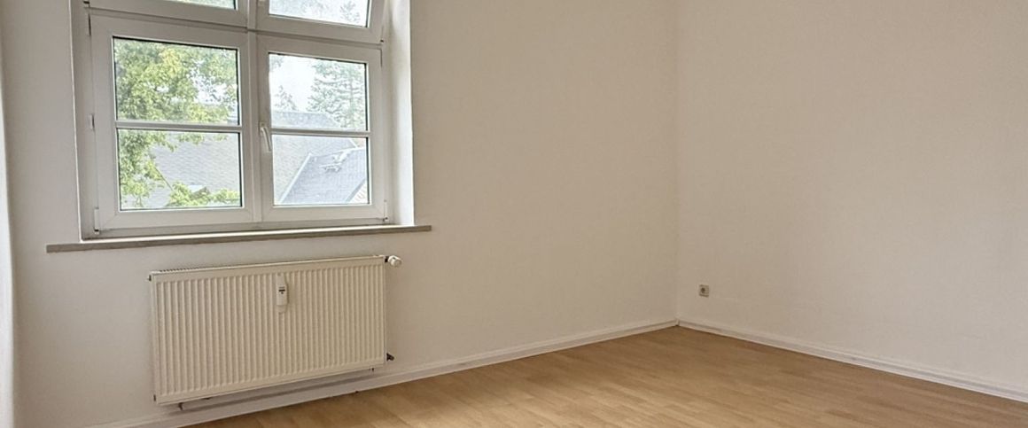 3-Raum Wohnung • Tageslichtbad • Wohnküche • Weiße Türen • Laminat • Reichenbrand • Anschauen!? - Foto 1