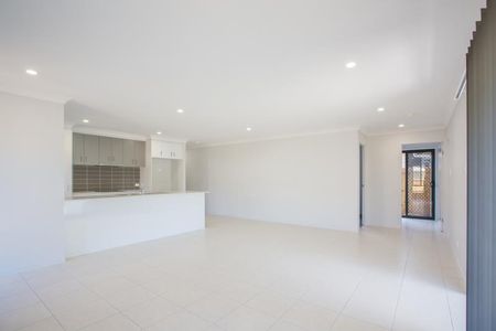 8 Moonstone Street, Pimpama QLD 4209 - House For Rent - $680 | Domain - Photo 2