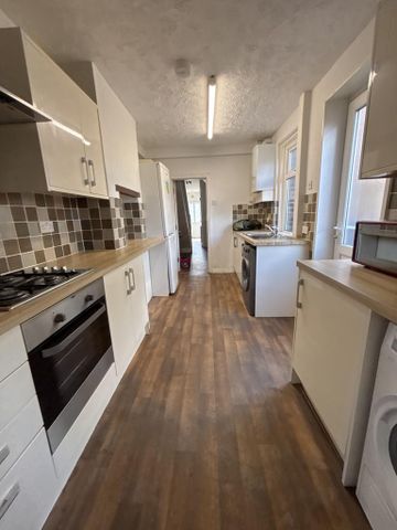 1 bedroom in a house share to rent - Photo 4