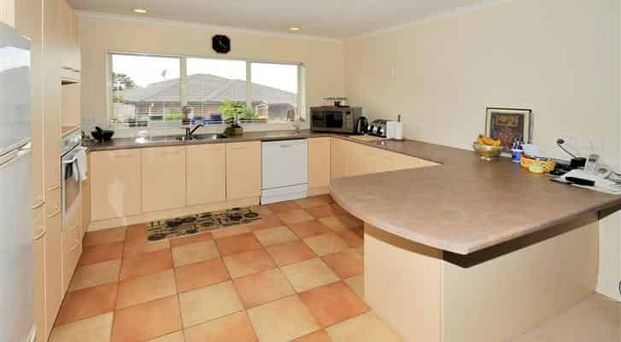 Spacious 3-Bedroom Family Home - Photo 1