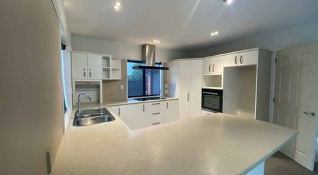 This well-presented residence on Rudleigh Avenue - Photo 3