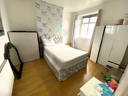 £1,250 PCM 4 Double Bedroom House with Enclosed Garden in Caerleon Road Newport NP19 7GZ - Photo 4