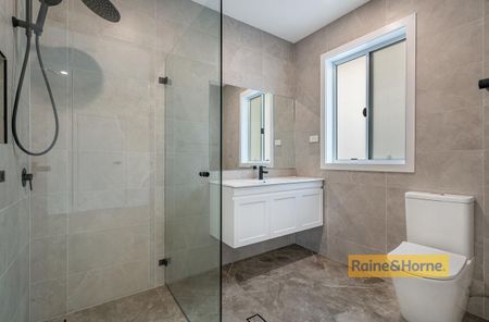 MODERN THREE BEDROOM TOWNHOUSE - Photo 2