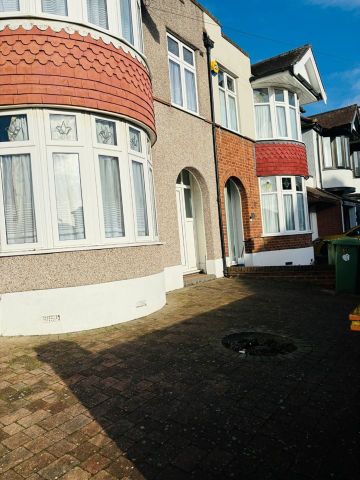 6 Bed Semi-Detached House, Sandringham Road, IG11 - Photo 2