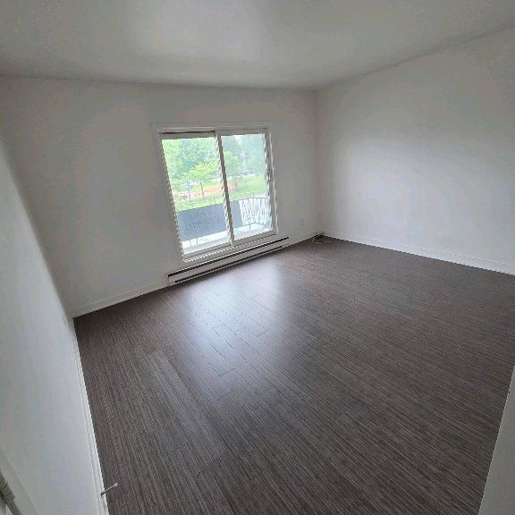 very nice and big 4.5 apartment for rent in Laval - Photo 1