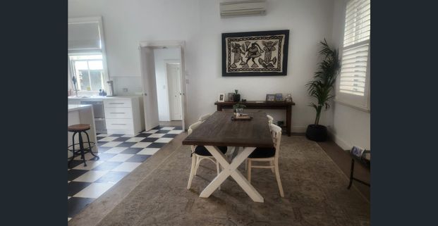 Charming 3-bedroom house in Mithcham Village - Photo 1