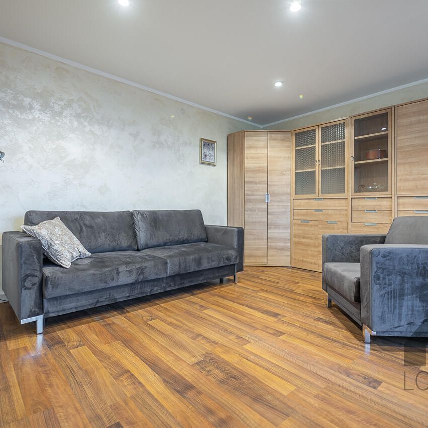 Wyposażona kawalerka z ładnym widokiem na os. Stałym w Jaworznie do wynajęcia | Wirtualny Spacer - Фото 1