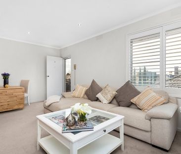 Sylish, Spacious and Perfectly Positioned - Photo 2