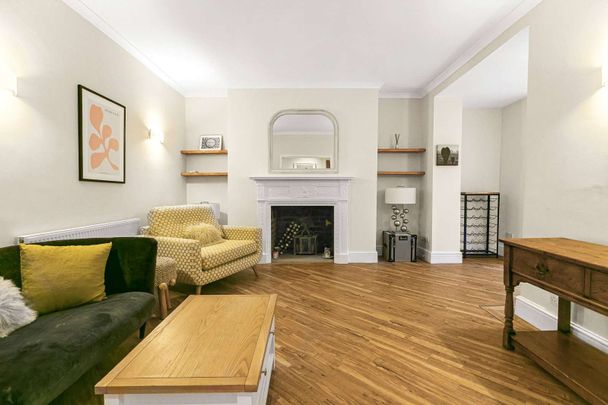 An exceptional garden flat located opposite Wandsworth Common. - Photo 1