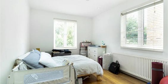 2 bedroom flat in London - Photo 3