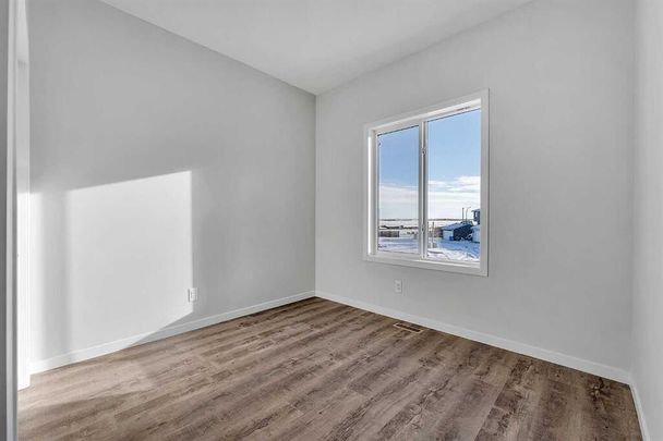 102 Herron Street Northeast, Calgary - Photo 1