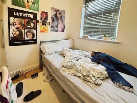 4 bedroom house to rent Langley Road, Manchester, M14 - Photo 2