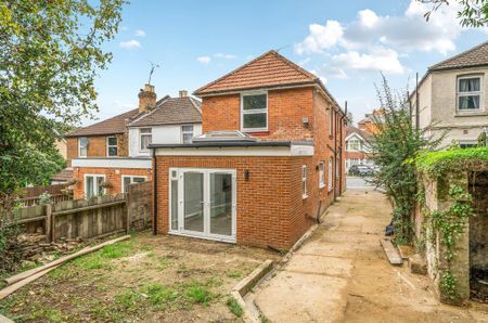 4 bedroom detached house to rent - Photo 3