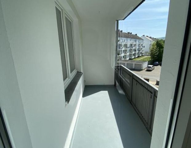 Alles was man benötigt: Tageslichtbad, Balkon und NEUER Bodenbelag! 3 ZKB plus Balkon - Foto 1