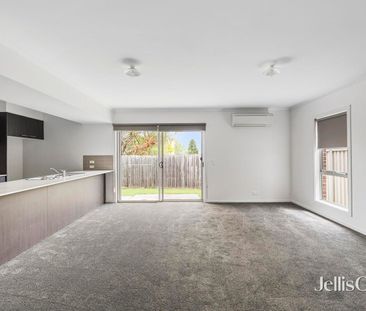 Townhouse close to everything! - Photo 4