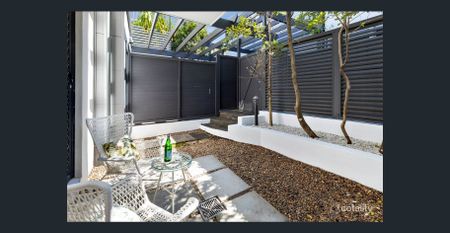 Spacious one bedroom apartment with private courtyard and private lawn - Photo 2