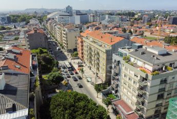 Apartamento T1 com varanda - Novo - Casa da Musica - Rotunda Boavista