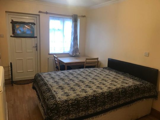 Studio to rent - Photo 1