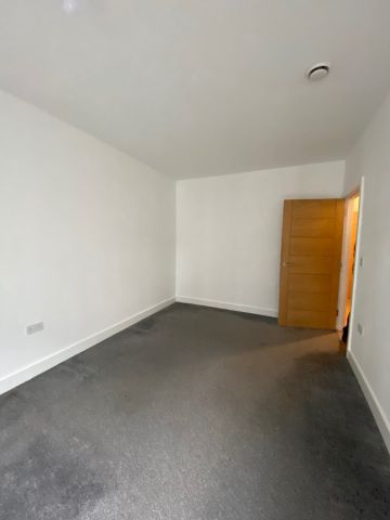 1 Bed Flat, Canal Point, M4 - Photo 2