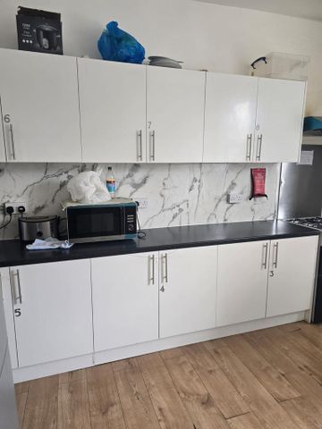 1 bedroom in a house share to rent - Photo 4