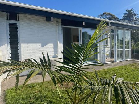 Newly renovated sunny 2 bed unit - Photo 4