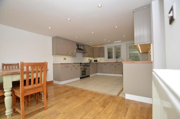 4 bedroom detached house to rent - Photo 1