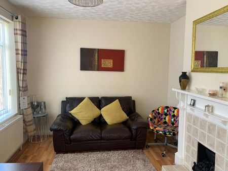 3 bedroom semi-detached house to rent - Photo 2