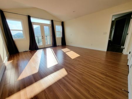 Beautiful 4 bed + den/4 bath Home in Wilden - Photo 4