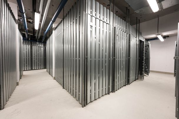1. Monat mietfrei: Möblierte 2 Zimmer- DG-Wohnung im 6. OG mit 16m² Terrasse und Klimaanlage - Photo 1