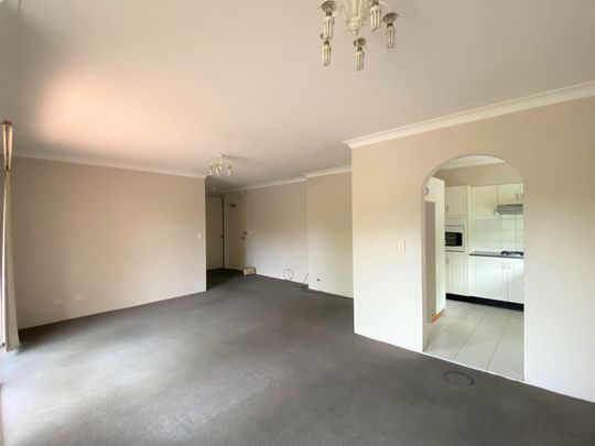 Spacious 2 Bedroom Apartment with lock up garage! - Photo 1