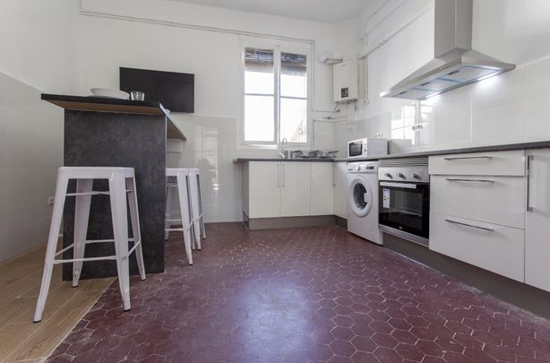 Room for rent in Avenida Gran Vía Germanías - Photo 1