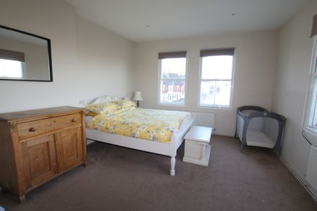 3 bed flat to rent in Lake House, High Street, Battle - Photo 4