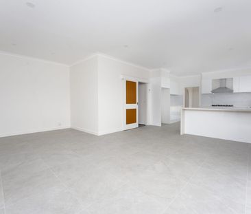 Newly Renovated 5-Bedroom Family Home – Serpell Primary & East Donc... - Photo 2