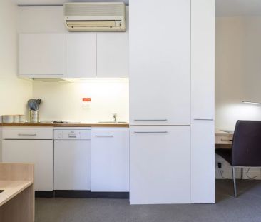 Fully Furnished on Bank Place! (Electricity & Water usage included) - Photo 4