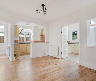 A well presented newly refurbished three-bedroom detached family ho... - Photo 2