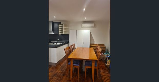 Stunning 2 bedroom solid brick unit - quiet location and 5 minutes to the beach and close to transport to city - Photo 1
