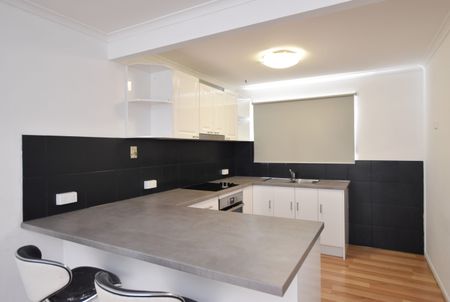 MODERN COMFORT MEETS EVERYDAY CONVENIENCE - WELCOME TO 5/4 LAMINGTON DRIVE! - Photo 5