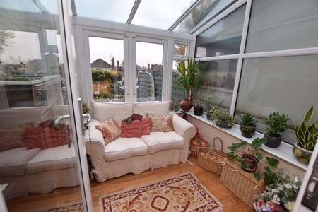 4 bedroom semi-detached house to rent - Photo 2