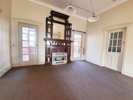 Old Little Palace in Trendy Area - Photo 2