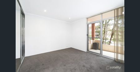 Prime Cronulla Location: Light-Filled Apartment with Lock-Up Garage - Photo 2