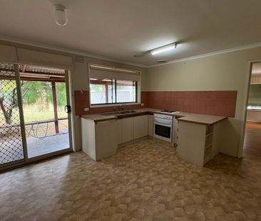 COMFORTABLE & SPACIOUS HOME ON A GENEROUS BLOCK! - Photo 4