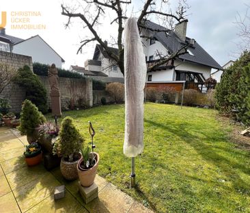 Großzügige und helle 4 Zimmer EG-Wohnung mit EBK, Garten und 2 Stel... - Foto 1