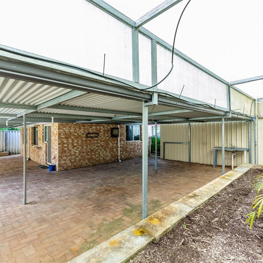 Spacious Family Living in Greenfields! - Photo 1