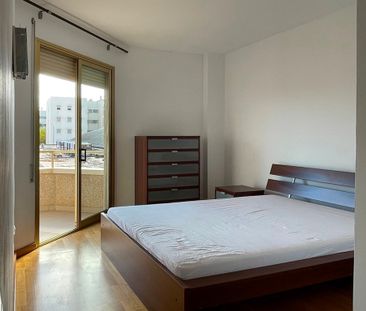 Apartamento amueblado, 3 dormitorios, balcón, zona Palacio de Congr... - Photo 3