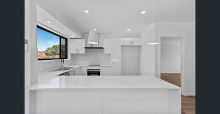 STYLISH LOW MAINTENANCE FAMILY HOME WITH POOL! - Photo 4